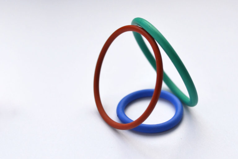Drei O-Ringe in rot, blau und grün